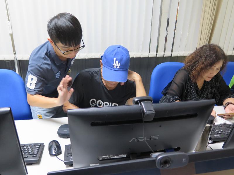 家豪老師為熱愛學習的夫妻檔親自解說，先教先生之後先生可教導太太。很好的互相學習方法真的是教學相長啊!