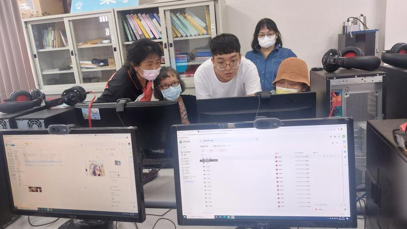 使用CANVA軟體時，有各式各樣的功能令人眼花撩亂，不知從哪下手!中漢老師總是親切不厭其煩地指  導。