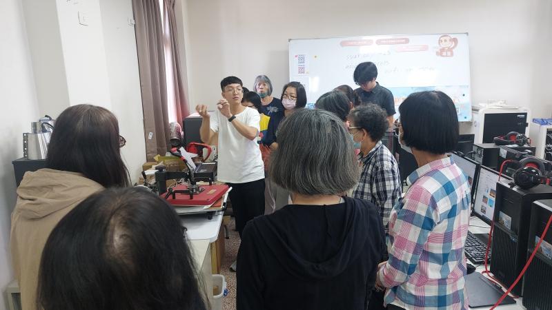 熱轉印壓燙的原理是運用高溫+時間的搭配，讓轉印紙上的圖案被轉印在胚布手提袋上!  這個環節的每一步驟都不可以馬虎。