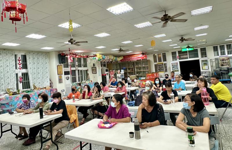 總的來說，360度環景照片提供更加沉浸式和互動性的體驗，讓觀眾能夠自由探索場景的各個方向，而傳統全景照片則限制在特定視野範圍。