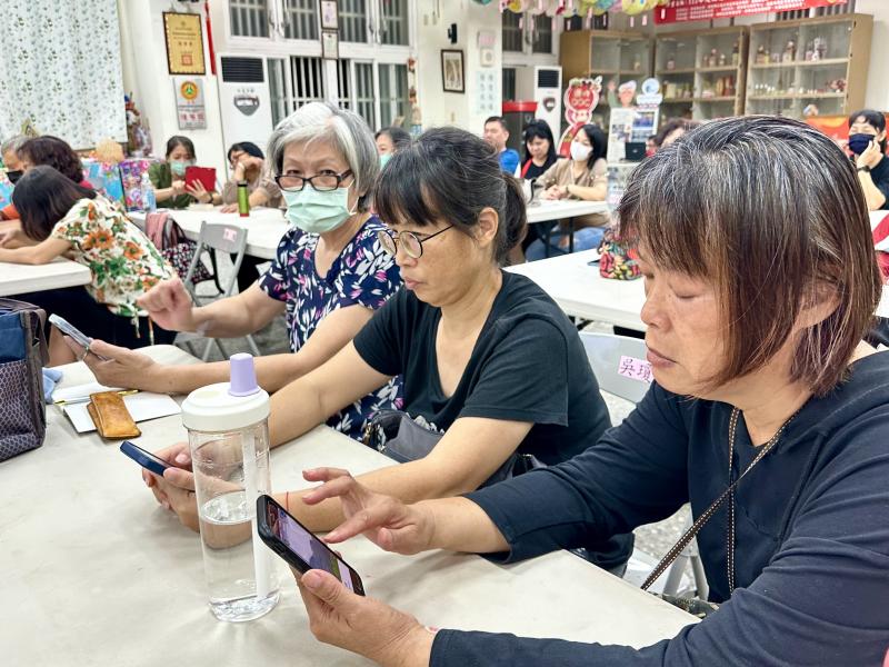 360度環景照片是一種特殊的照片，它捕捉了周圍環境的全部視角，讓觀眾感受到仿佛置身於拍攝現場的效果。這種照片通常使用特殊的相機或應用程序來創建，可以在一個圓形或球形視野中顯示全景景觀。