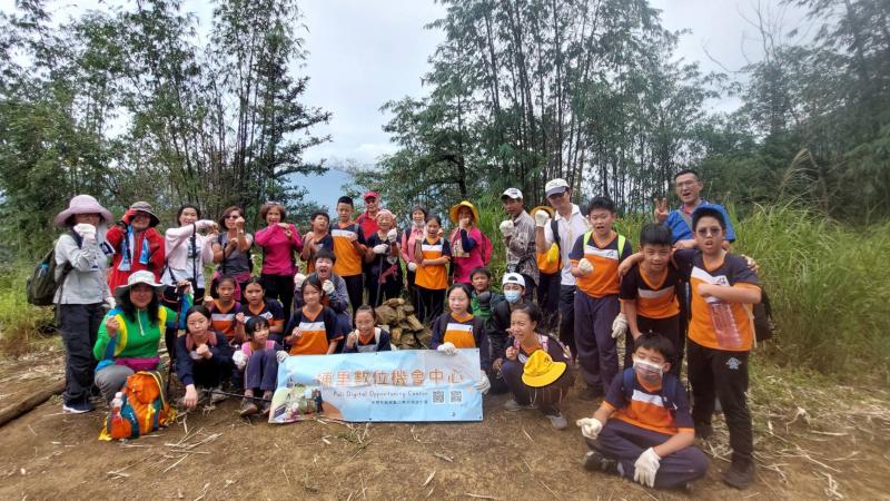 中峰國小小朋友與埔里DOC學員一同爬山，創造銀童共學機會，彼此扶攜關照，在登頂時一起喊出噶哈巫族語-ut