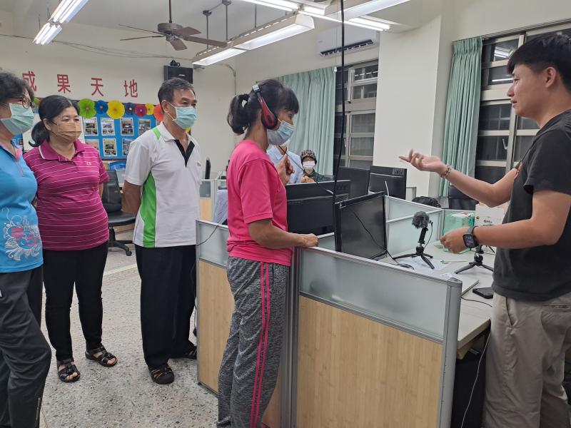 老師讓學員親自體驗錄製效果