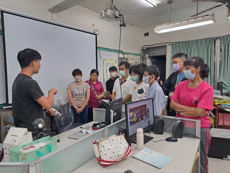 學員認真聽老師如何製作節目腳本