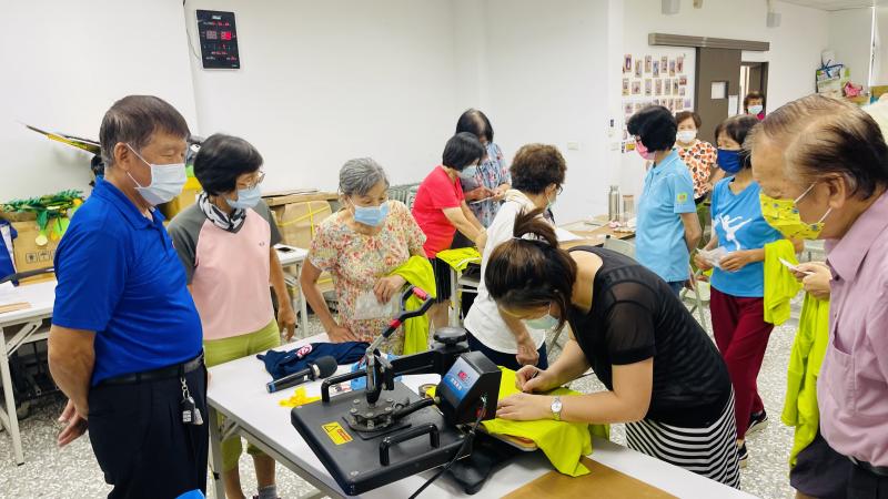 學員實際操作轉印機情形