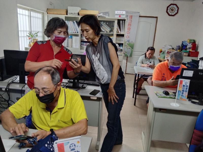 學員有問題馬上尋找老師指導，期望能有好作品呈現。