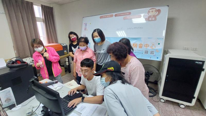 老師交授canva軟體做圖片編修後，學員製圖結束傳回給老師製版送印，好學的學員們仍湊上前圍著老師，看著老師細修自己的圖片，自己同時也可以多學到個中技巧