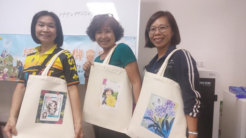 經過3小時的課程，學員獲得自己的作品都驚艷不已，每個人互相欣賞對方的巧思，並且興奮地拍照留念!