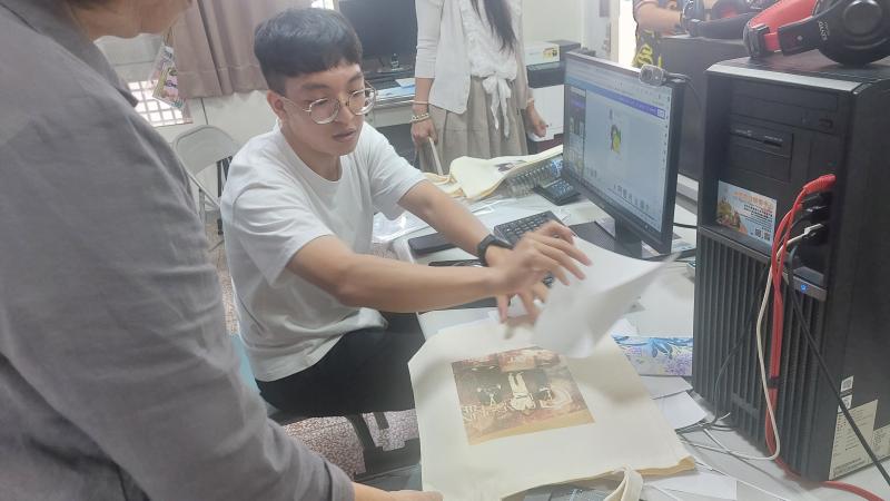 中漢老師示範熱轉印流程，其中熱轉印紙的深淺必須和圖片的飽和度搭配得宜，才能得到最佳效果。