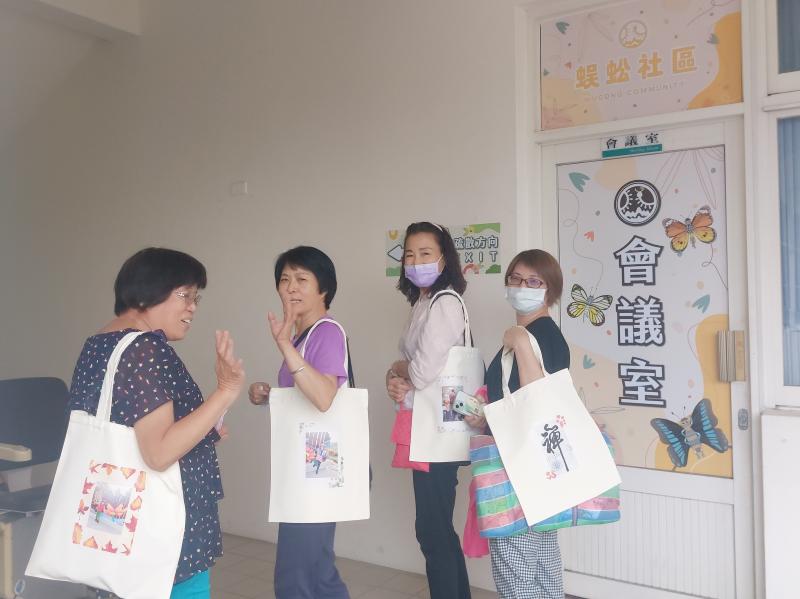 經過3個小時的努力學習，手提袋終於做好，每個都是世上獨一無二的!學員興奮地把美麗的提袋揹回家!