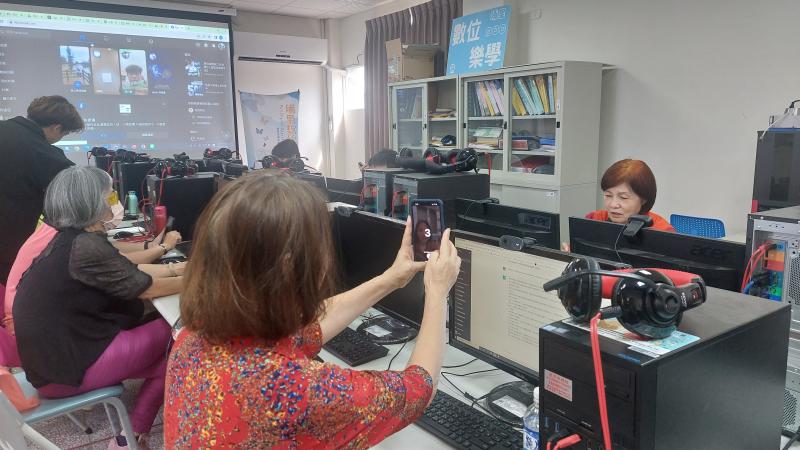 俊諺老師教導學員利用AI生成文案，這樣就不怕直播時會緊張得說不出話來!圖為美華同學盯著電腦上的文案稿練習直播。