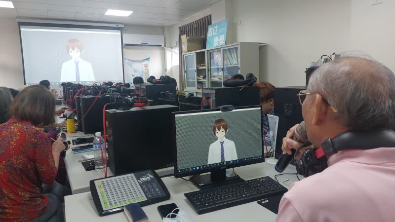 俊諺老師教大家利用VRoidstudio軟體製作動漫風格的虛擬分身，每個人都興致盎然，最後還被邀請坐上主播台試試膽量。面對可愛的虛擬分身，大家都做出感性宣言!圖為黃國雄同學娓娓道來他周遊各國的經歷。