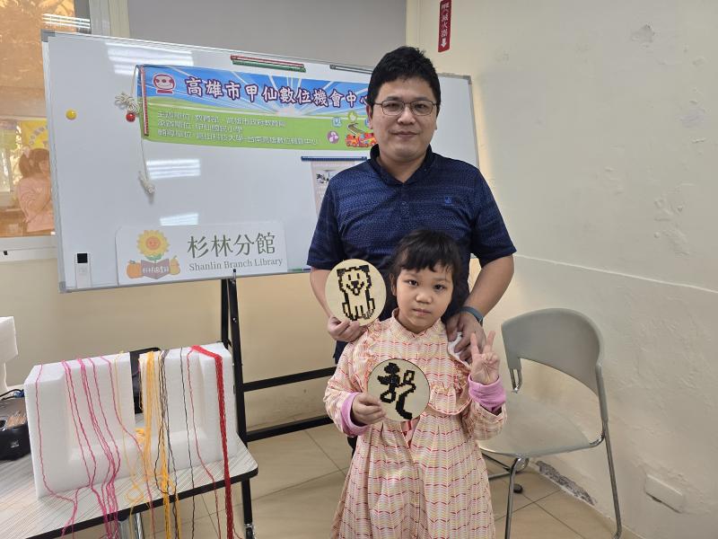 跟自己的作品合照