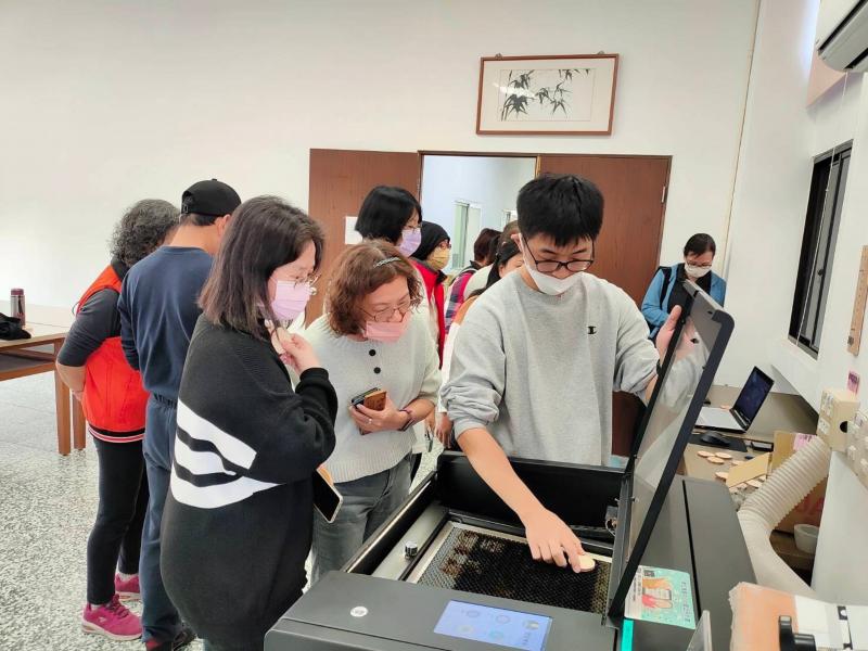 放入想雕刻的木片、手機座、手機殼、皮夾...，並調整相對應的焦距