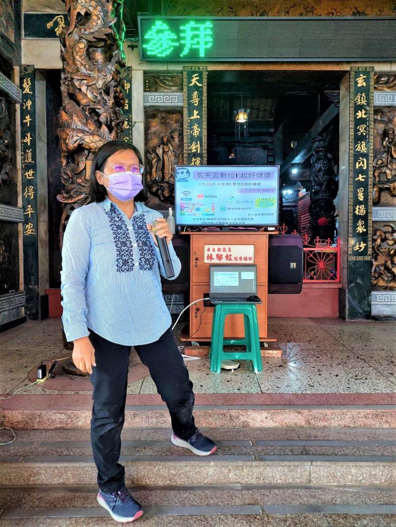 簡錦鳳老師帶領潮州DOC志工團夥伴  到玄天宮關懷據點  老師帶領著爺爺、奶奶們進入平板電腦的世界  第一次接觸到平板電腦的爺爺奶奶們覺得新奇又有趣  認真地學習如何使用手指頭去滑平板電腦