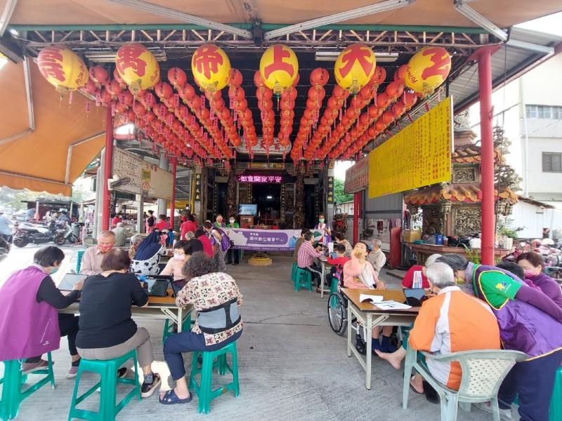 因為阿公阿嬤們平常很少用平板，教他們如何善用YouTube影片學習，學會歌曲運用平板課程中XD  讓他們感受到數位學習的多采多姿，活到老學到老。  最後大家學到很多，收穫滿滿~~~~  全程都認真參與，非常令人感動