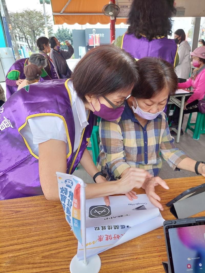 簡錦鳳老師教區的民眾如何使用平板  認識平板基礎設定，如何從PLAY商店下載安裝軟體 APP，  如何使用Youtube，看反詐騙宣導-並且如何聽歌，選歌，看影片