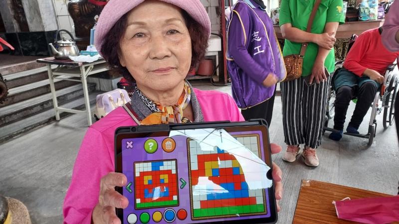 首度到潮州鎮玄天宮  老師帶領著奶奶進入平板電腦的世界  第一次接觸到平板電腦的奶奶們覺得新奇又有趣  認真地學習如何使用手指頭去滑平板電腦  最後學到很多，收穫滿滿