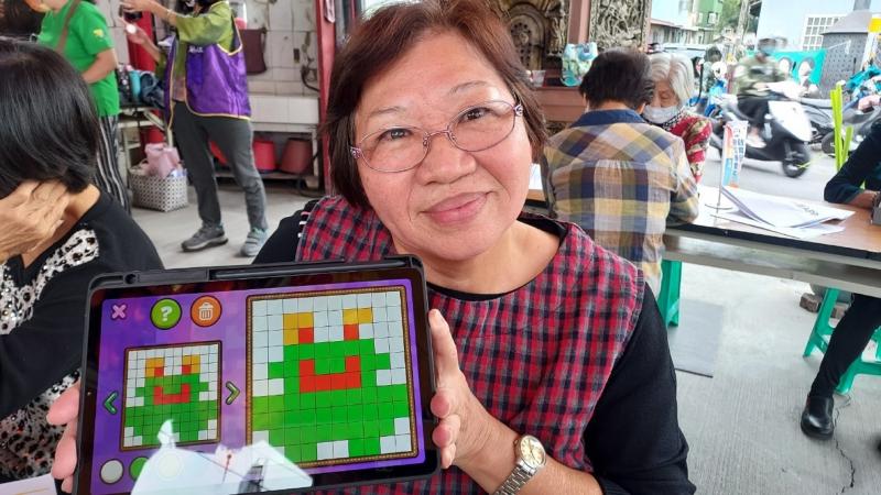 老師從旁提點哪邊有問題，進行1對1教學，  阿嬤即便是已經八十歲還是很認真的學習  讓她感受到數位學習的多采多姿，活到老學到老。