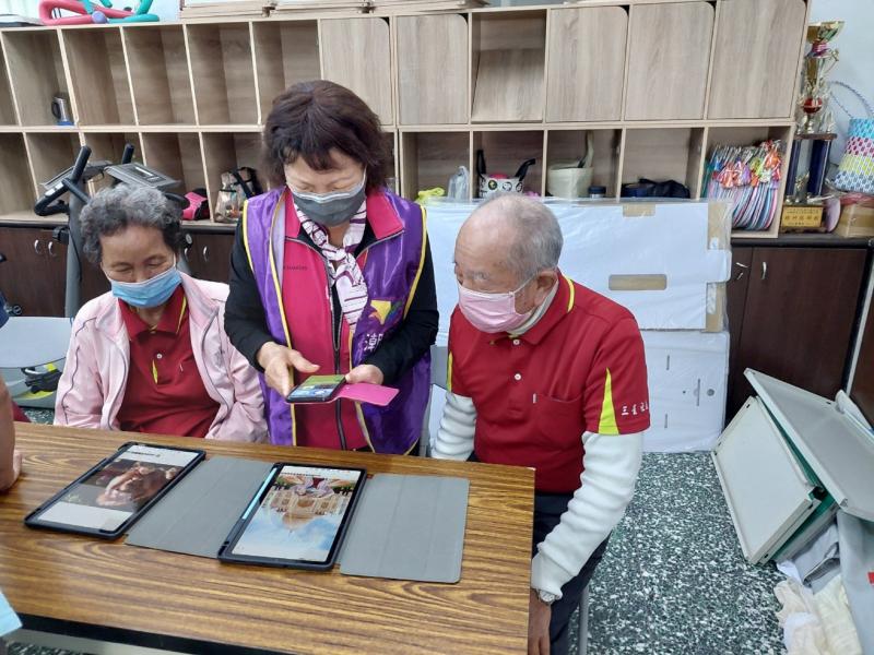 黃意惠老師培訓大家如何善用數位健康好幫手還有健康雲服務數位幫手，學會運用平板手機桌面整理-語音助理教學(You Tube) 行動支付介紹教學(LINE Pay)學習美食外送(Foodpanda - 外送)課程中讓他們感受到數位學習的多采多姿