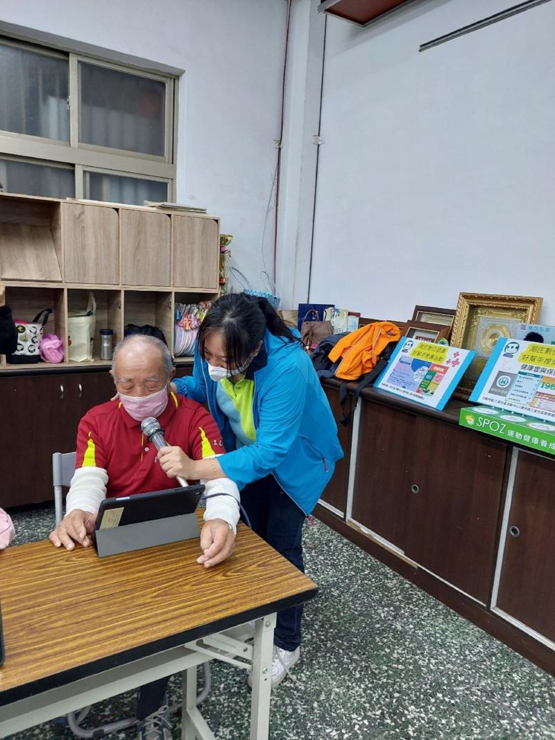 黃意惠老師培訓民眾如何使用平板 認識平板基礎設定，如何從PLAY商店下載安裝軟體 APP， 如何使用Youtube，看反詐騙宣導-能幫助培訓數位幫手學習，例如：平板手機桌面整理-語音助理教學、行動支付介紹教學(LINE Pay)學習美食外送