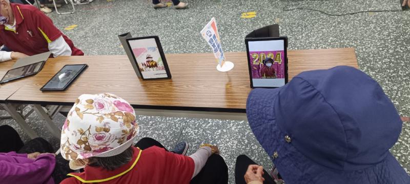 潮州DOC志工團夥伴首度到潮州鎮三星社區 意惠老師帶領著學員進入平板電腦的世界 學習健康雲服務數位幫手 衛福部健保快易通 APP數位幫手培訓圓滿 認真地學習如何使用平板 提升社區學員資訊素養及能力 大家學到很多，收穫滿滿