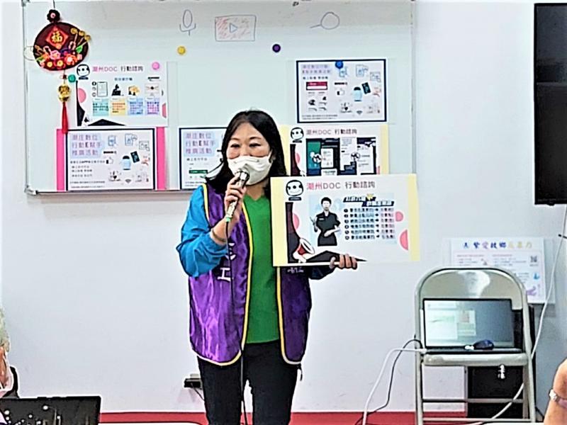 潮州DOC志工團夥伴  到新生關懷據點 老師帶領進入平板電腦的世界 大家認真地學習如何使用手指頭去滑平板電腦 並宣導反詐騙 學習發票兌獎APP雲端發票載具條碼怎麼申請? 不選擇將發票列印出來，而是利用載具將發票存在雲端中，不僅增加了便利性同