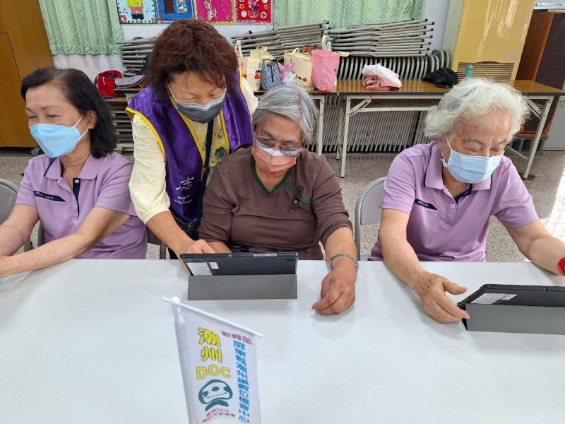 培訓大家如何善用數位政府APP數位幫手培訓及新生數位行動E幫手 人才數位培訓，學會運用平板使用監理服務網或下載監理服務App，讓您輕鬆享受便捷服務 行動支付介紹教學(LINE Pay)學習美食外送(Foodpanda - 外送)課程中讓他們