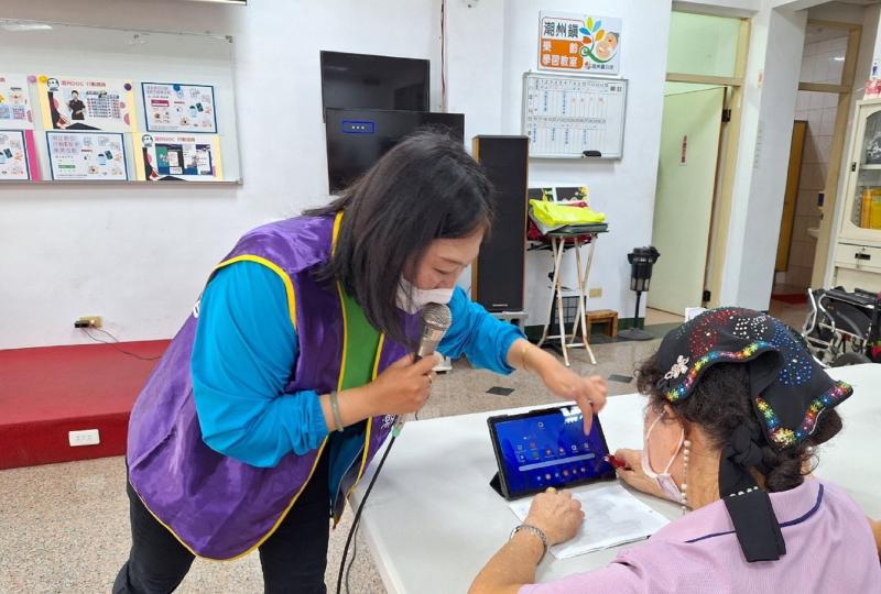 老師從旁提點學員哪邊有問題，進行1對1教學， 以提高學員數位資訊的學習-最後給學員認真的肯定與鼓勵  讓學員感受到數位學習的多采多姿-也提升培訓自己學習更多數位新知識 可以滿足民眾多元化的數位需求，提供更全面、快速、方便的服務。鼓勵民眾採用