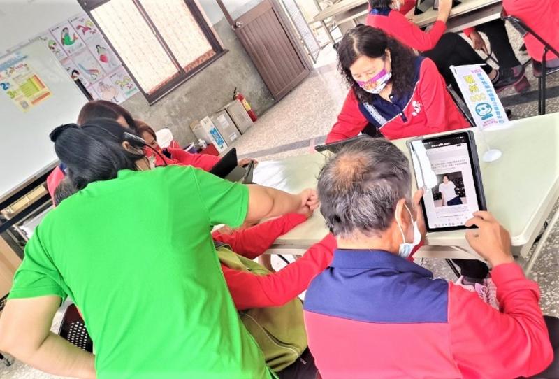 潮州DOC志工團夥伴首度到潮州鎮新生社區 帶領著學員進入平板電腦的世界 Whoscall 全球下載量已突破1 億，擁有全球各地超過26 億筆電話號碼資料庫，具備通話、簡訊與檢查連結功能，是一款深受用戶信賴的通訊APP，讓您輕鬆擁有安全的通訊