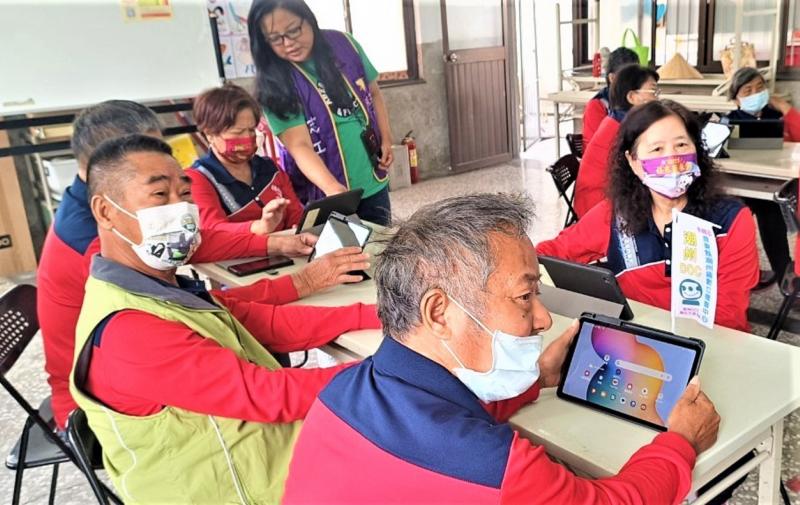 老師從旁提點學員哪邊有問題，進行1對1教學， 學會語音助手是可以理解和回應以自然語言說出的命令的軟體。它們也可以稱為智慧助手，這可能是更準確的描述，因為在許多情況下，它們可以通過聊天與文本進行交互。 以提高學員數位資訊的學習-最後給學員認真