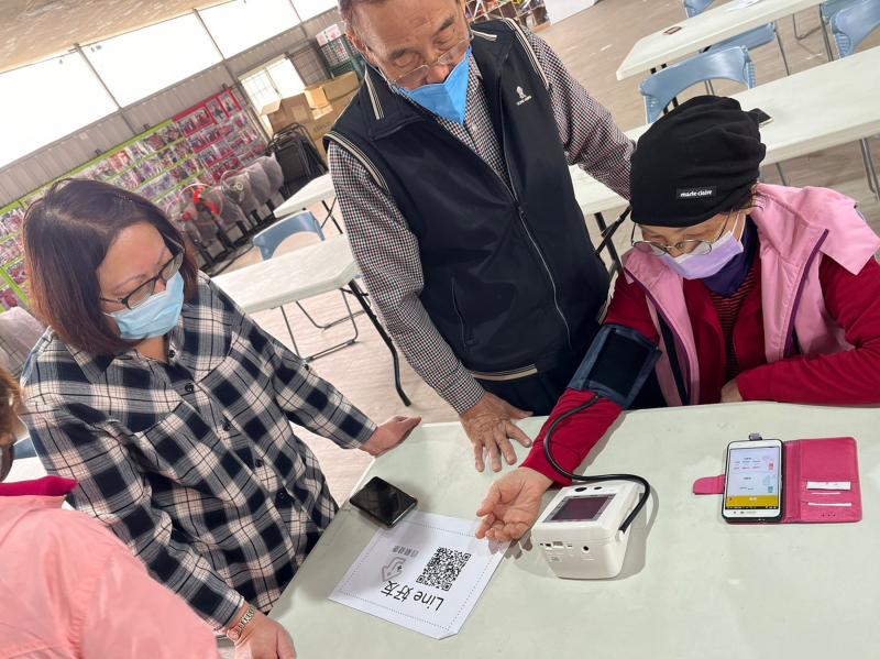 體驗三高機中~可以測量血壓、血糖及膽固醇喔!