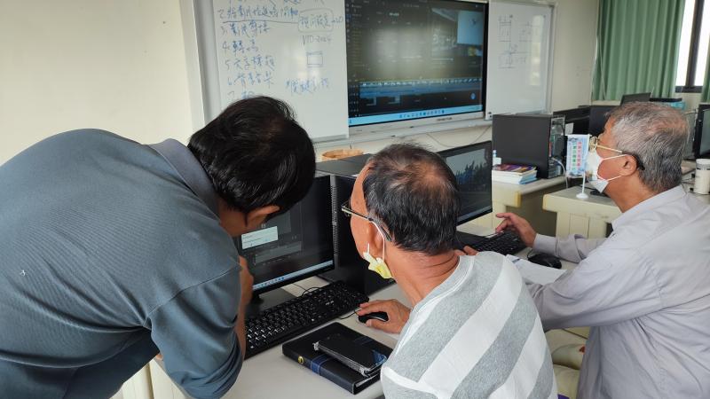 講師指導學員操作製作影片