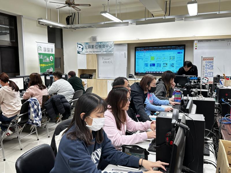 學員們非常專注思考