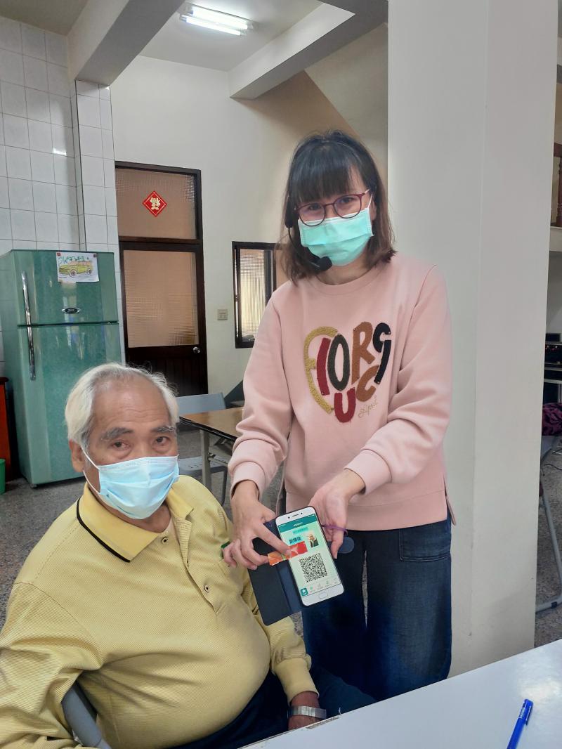 跟自己辦好的虛擬健保卡拍照