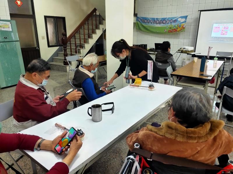 讓長輩親自操作自己手機