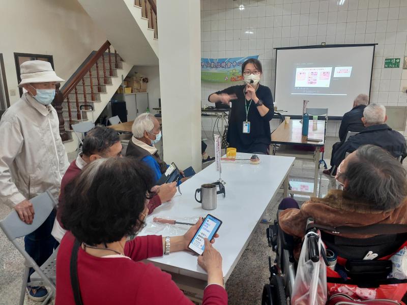 學員們自行操作手機加入通話軟體查詢訊息真假