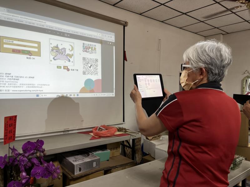 掃QR Code進行找圖彩繪