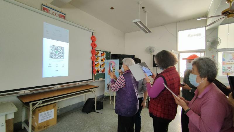 排隊~一個一個來掃描qr code