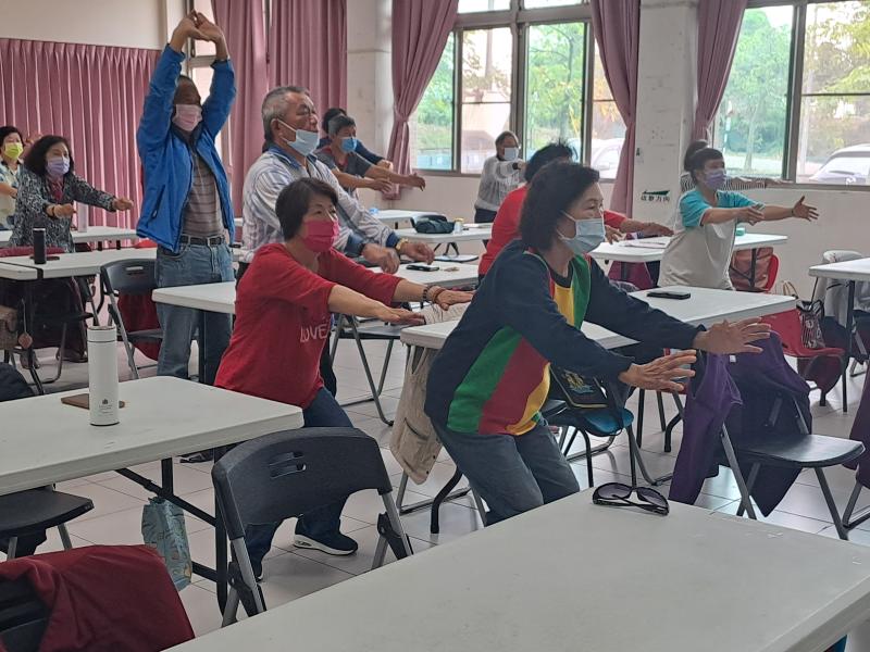 老師怕長輩們座太久，帶他們起來動一動