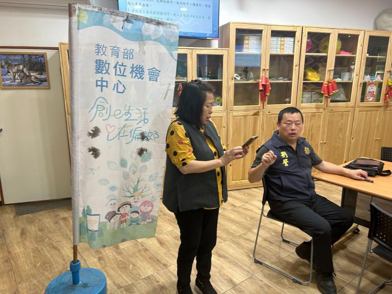 小隊長與學員互動.圖中的學員將實際遇到的詐騙簡訊與小隊長討論.