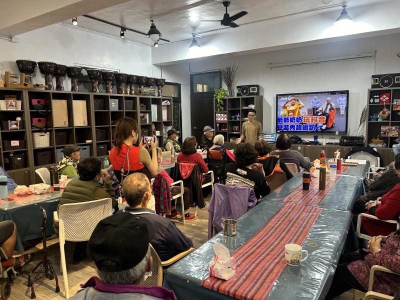 講師分享國外長者使用抖音軟件介紹