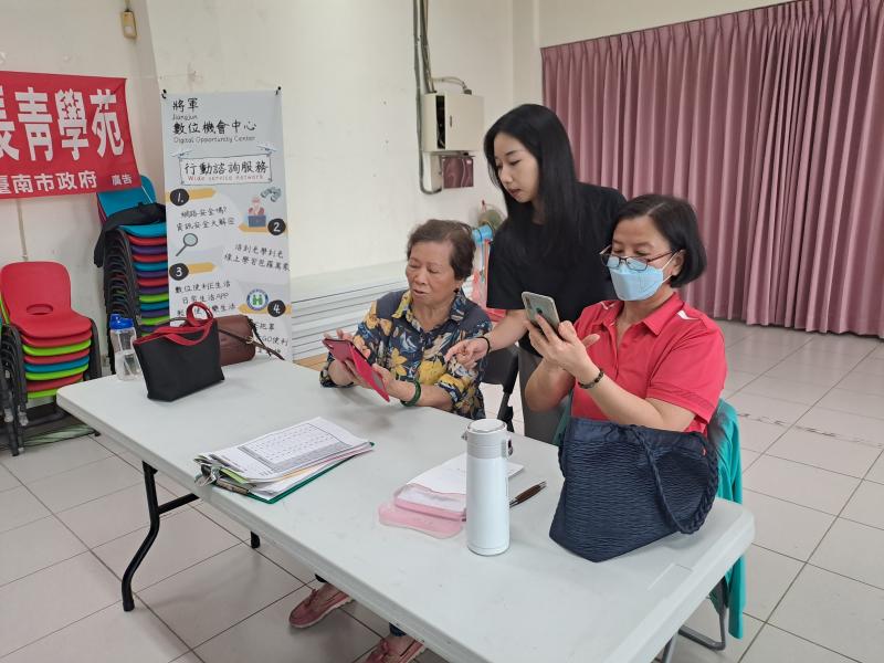 輔導員翊綺也一起協助教學