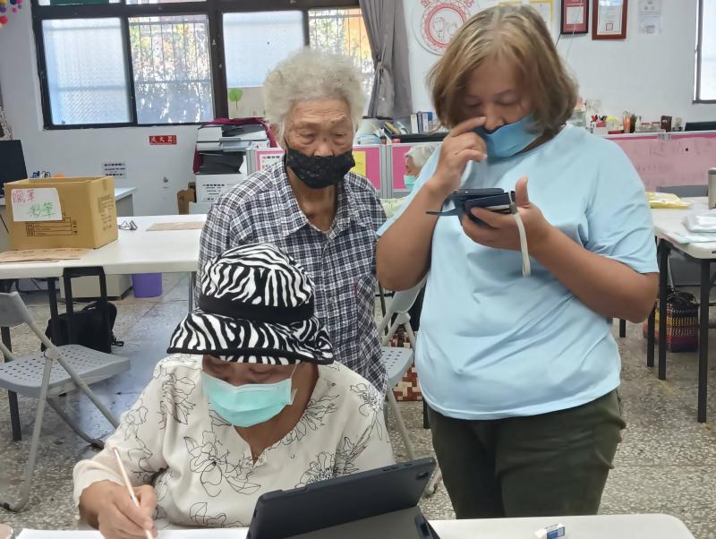 年輕長者示範如何使用手機及平板查詢