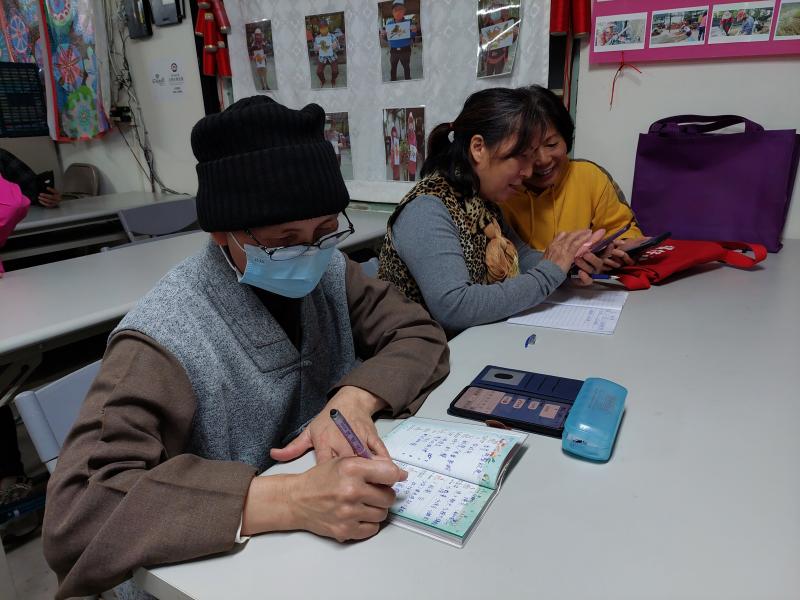 除了聽還寫了密密麻麻的筆記