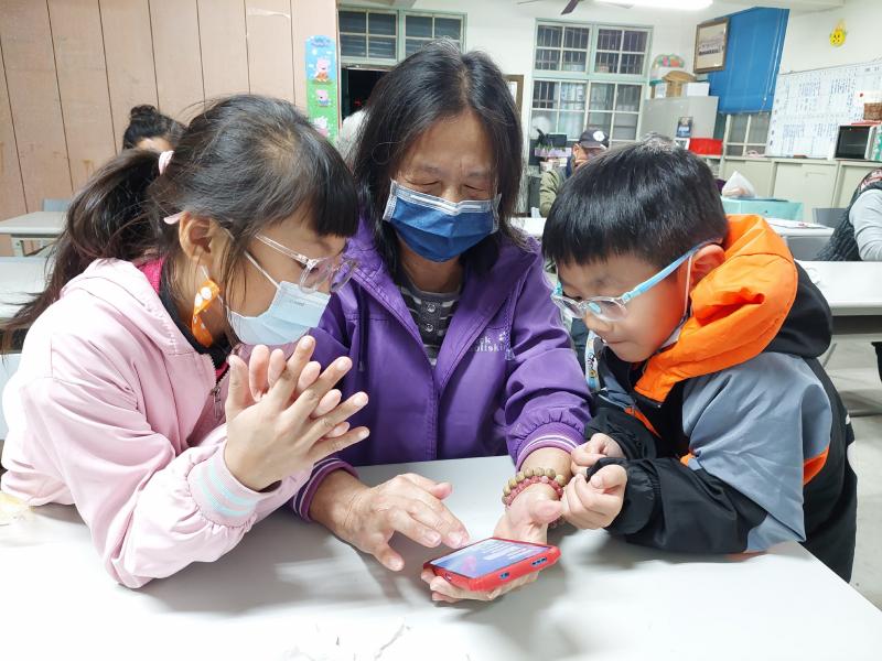 小朋友好奇阿嬤上什麼課