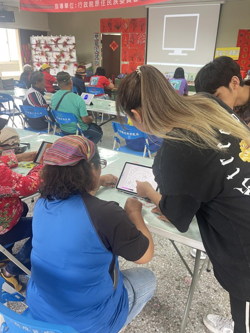 學員們剛開始對平板的介面環境不太熟悉,網路下載的免費MediBangs繪畫app好上手著色,可選多樣的著色角色,油漆桶,筆刷操作簡單又可以儲存作品