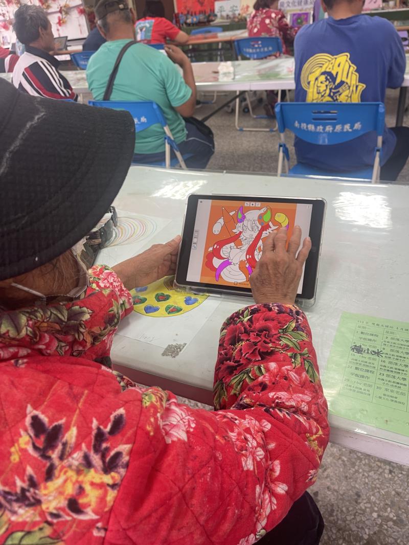 使用平板學員們很有興趣,有一位學員分享說原來平板可以這樣操作,,她想學會後教自己的孫子,一起畫畫,畫完講師教學員如何用LINE傳自己的作品分享家人們.
