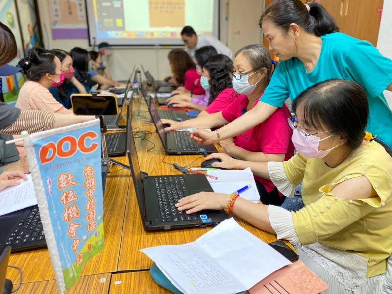 電子圖文創作-洋蔥手抄紙_駐點人員協助上課情形。