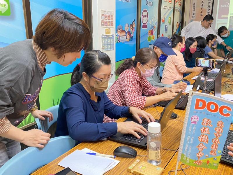 電子圖文創作-洋蔥手抄紙~課堂老指導學生如何創作作。